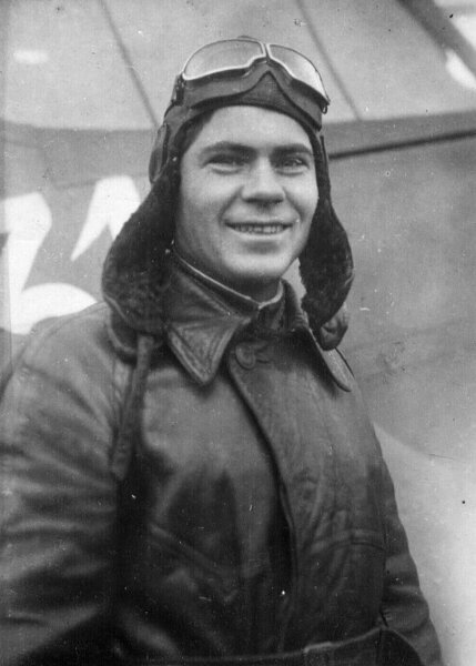 Петр Харитонов у своего истребителя Р-40, 1942 год.
