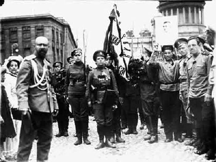 Вручение боевого знамени Первой женской воинской команде смерти Марии Бочкаревой на Исаакиевской площади в Петрограде 21 июня 1917 года. В центре снимка возле знамени — сама Мария Бочкарева