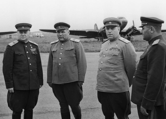 Командующий 1-м Дальневосточным фронтом Маршал Советского Союза Кирилл Мерецков, командующий Забайкальским фронтом Маршал Советского Союза Родион Малиновский и главнокомандующий советскими войсками на Дальнем Востоке Маршал Советского Союза Александр Василевский на аэродроме Дайрен (Далянь) Файл: маньчжурия-маршалы