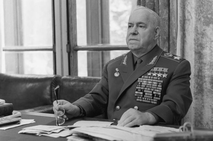 Маршал Советского Союза Георгий Жуков в повседневном мундире у себя на даче, 1971 год
