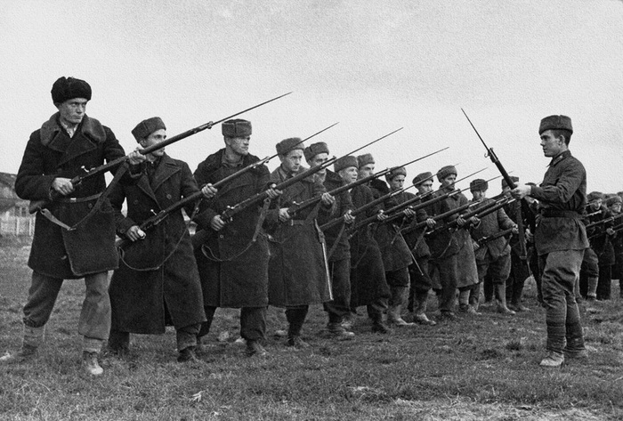 Бойцы 1-го батальона 1-го Московского коммунистического полка 3-й Московской дивизии народного ополчения, вооруженные винтовками Лебеля, на занятиях по приемам штыкового боя