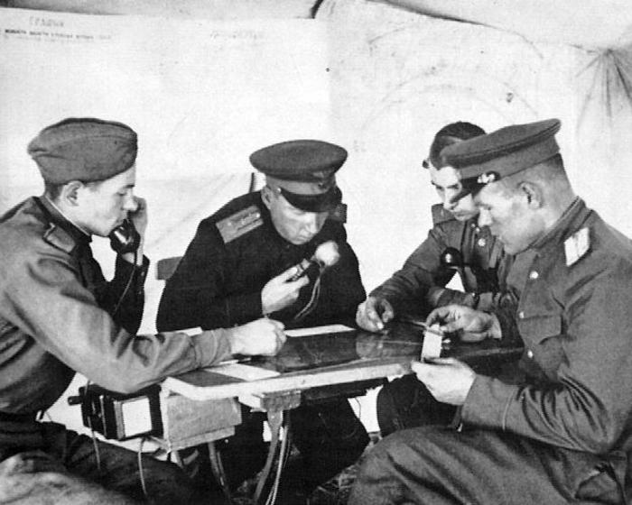 Командир 215-й авиационной истребительной дивизии полковник Михаил Якушин на командном пункте, 1944 год