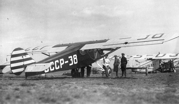 Легкий многоцелевой самолет АИР-5 конструкции Александра Яковлева среди других новинок авиатехники на поле Центрального аэродрома имени Фрунзе, 18 августа 1933 года Файл: праздник-аир5
