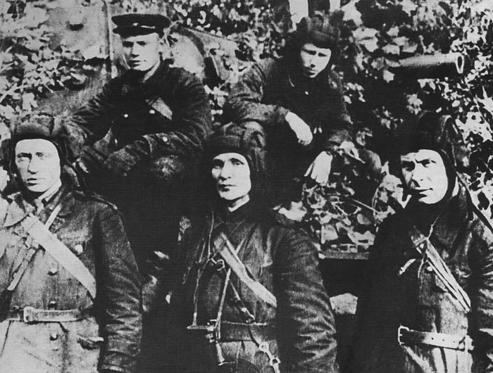 Экипаж танка КВ-1 командира танковой роты старшего лейтенанта Зиновия Колобанова. Слева направо: командир орудия старший сержант Андрей Усов, заряжающий красноармеец Николай Родников, командир танка Зиновий Колобанов, стрелок-радист старший сержант Павел Кисельков и механик-водитель старшина Николай Никифоров