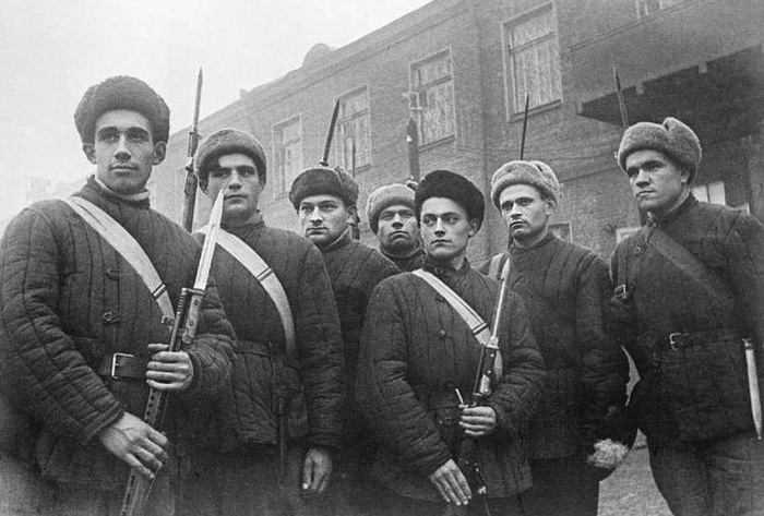 Студенты Тимирязевской сельскохозяйственной академии, записавшиеся в народное ополчение Москвы. Крайний слева студент вооружен советской винтовкой СВТ-38, остальные — японскими винтовками «Арисака»