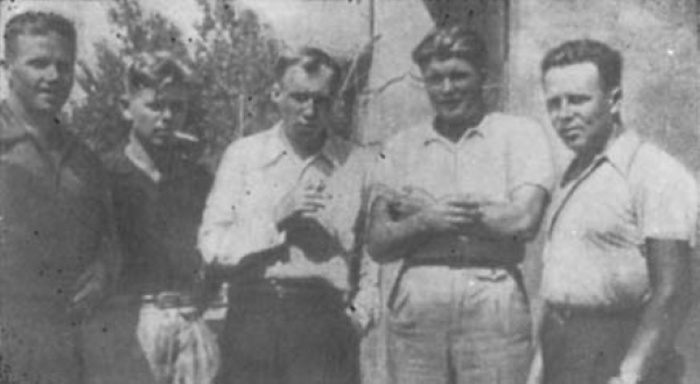 Летчики 1-й авиаэскадрильи на аэродроме Сото, где она базировалась. Третий слева — Михаил Якушин, второй слева — Анатолий Серов