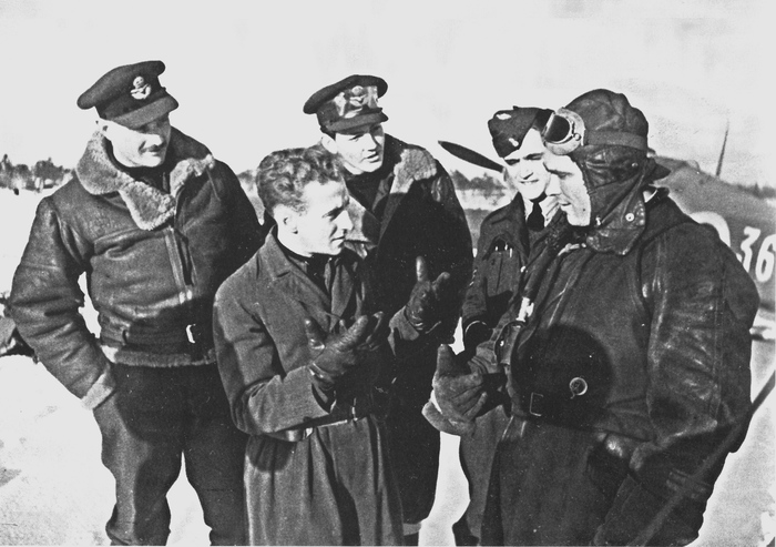 Герой Советского Союза командир 4-й авиаэскадрильи 72-го смешанного авиационного полка Северного флота капитан Борис Сафонов (крайний справа) с группой британских летчиков из 151-го авиакрыла. На заднем плане справа — британский истребитель «Харрикейн», которые после отлета из СССР британские летчики оставят советским пилотам