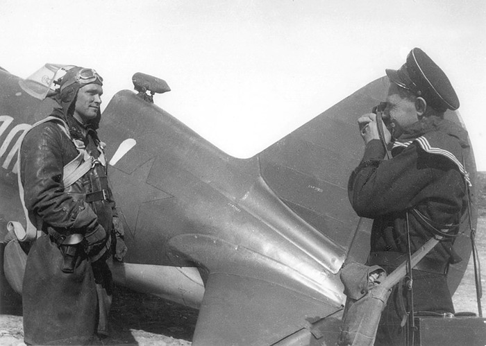 Фотокорреспондент Евгений Халдей делает снимок командира 4-й авиаэскадрильи 72-го смешанного авиационного полка Северного флота капитан Бориса Сафонова на фоне истребителя И-16 старшего лейтенанта Александра Коваленко, 6 июля 1941 года