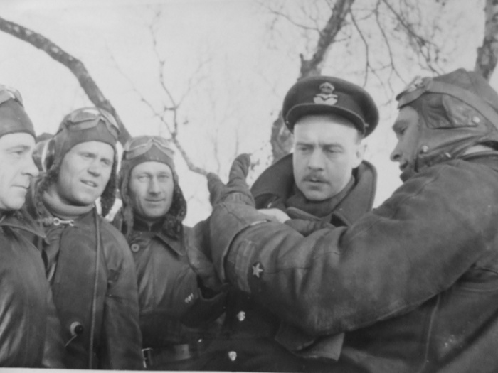 Герой Советского Союза командир 78-го истребительного авиационного полка майор Борис Сафонов (крайний справа) с однополчанами и командир 134-й эскадрильи британских Королевских ВВС (входила в состав 151-го авиакрыла) майор Тони Миллер обсуждают приемы воздушного боя, аэродром Ваенга, зима 1941-42 годов