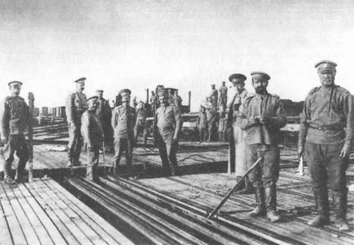 Выгрузка и сортировка рельсов на станции Владимир-Волынский. 1914 год. Иллюстрация из книги «Железнодорожные войска России», 2002 год