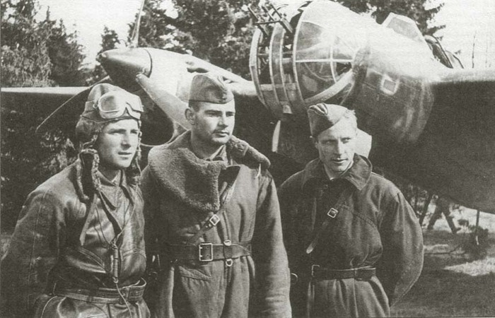 Экипаж бомбардировщика СБ вернулся с вылета на разведку, сентябрь 1941 года. Характерно, что штурман, стоящий в центре, единственный из троих членов экипажа одет в утепленный комбинезон: в передней кабине СБ сильно задувало в прорези для сдвоенной пулеметной установки.
