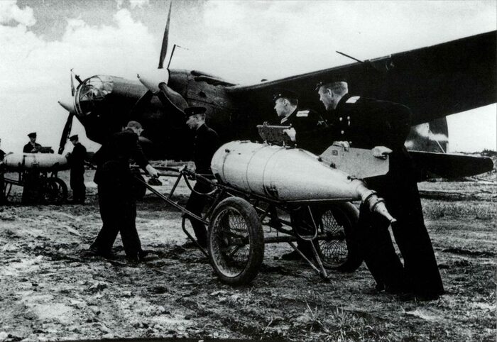 Подготовка к вылету бомбардировщика СБ, Сахалин, август 1945 года