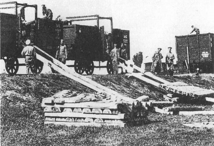 Выгрузка шпал из вагонов. Сентябрь 1914 года. Иллюстрация из книги «Железнодорожные войска России», 2002 год