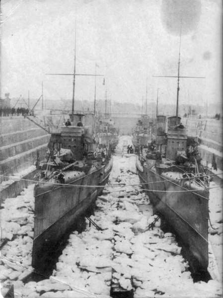 Эскадренные миноносцы «Эмир Бухарский» и «Москвитянин» в доке, 1912 год. Через шесть лет оба корабля отправятся служить и воевать в Каспийском море