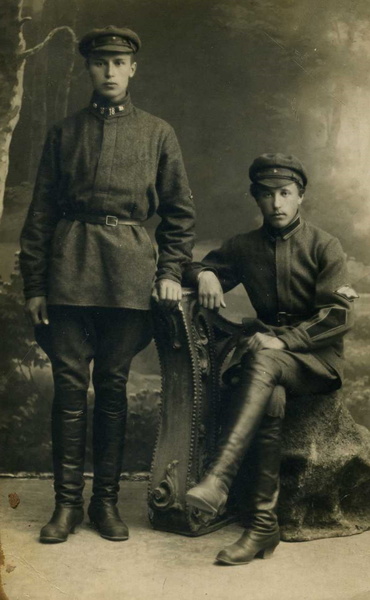 Бойцы железнодорожных войск РККА, первая половина 1920-х годов. У стоящего военнослужащего на петлицах — номер 18-го железнодорожного батальона, у сидящего на рукаве хорошо виден нарукавный знак службы военных сообщений