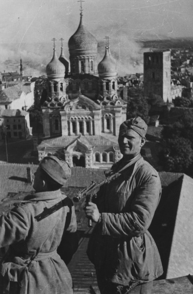Советские солдаты на башне здания Президиума Верховного Совета Эстонской ССР в Таллине