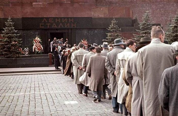 Посетители Мавзолея Ленина-Сталина