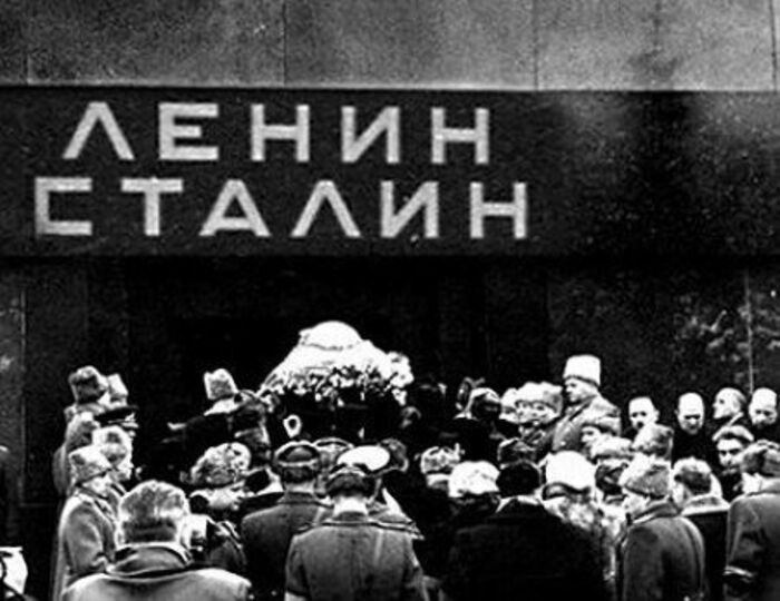 Тело Сталина заносят в Мавзолей