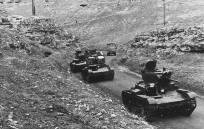 Колонна танков Т-26 во время обороны Севастополя в 1941 году.