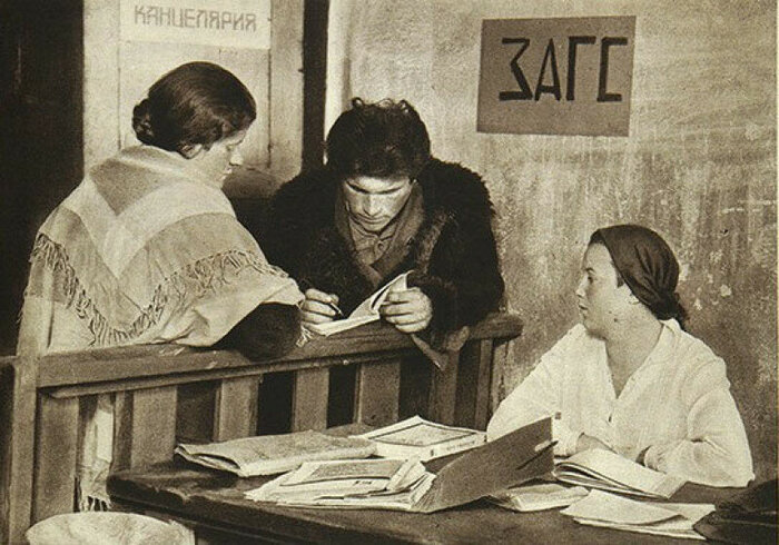 Торжество для трудящихся. Первый в СССР Дворец бракосочетания
