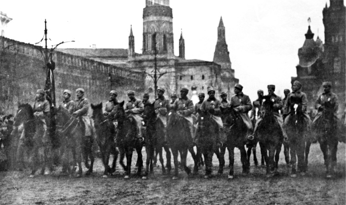 Отряд конной милиции проходит парадным строем по Красной площади, 1918 год. У всадников на груди — милицейские жетоны