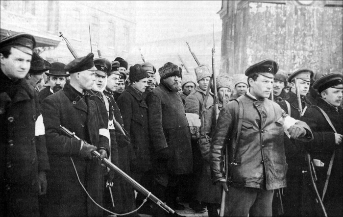Первые месяцы правительство большевиков делало ставку на народную милицию как на основную вооруженную силу, способную защитить новую власть
