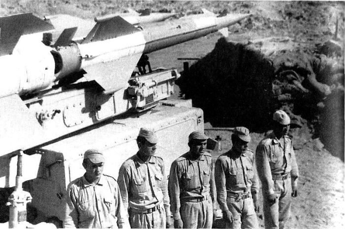 Расчет пусковой установки советского зенитно-ракетного комплекса С-75 на позиции в Египте