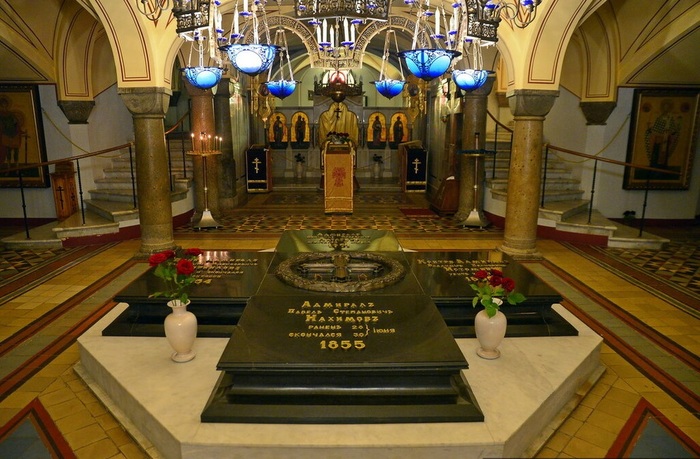 Усыпальница адмиралов во Владимирском соборе в Севастополе. Прах контр-адмирала Владимира Истомина покоится под крайней правой плитой